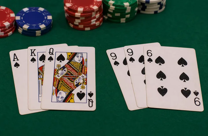 Felt पर side by side compare के लिए तैयार दो तीन-card Teen Patti hands
